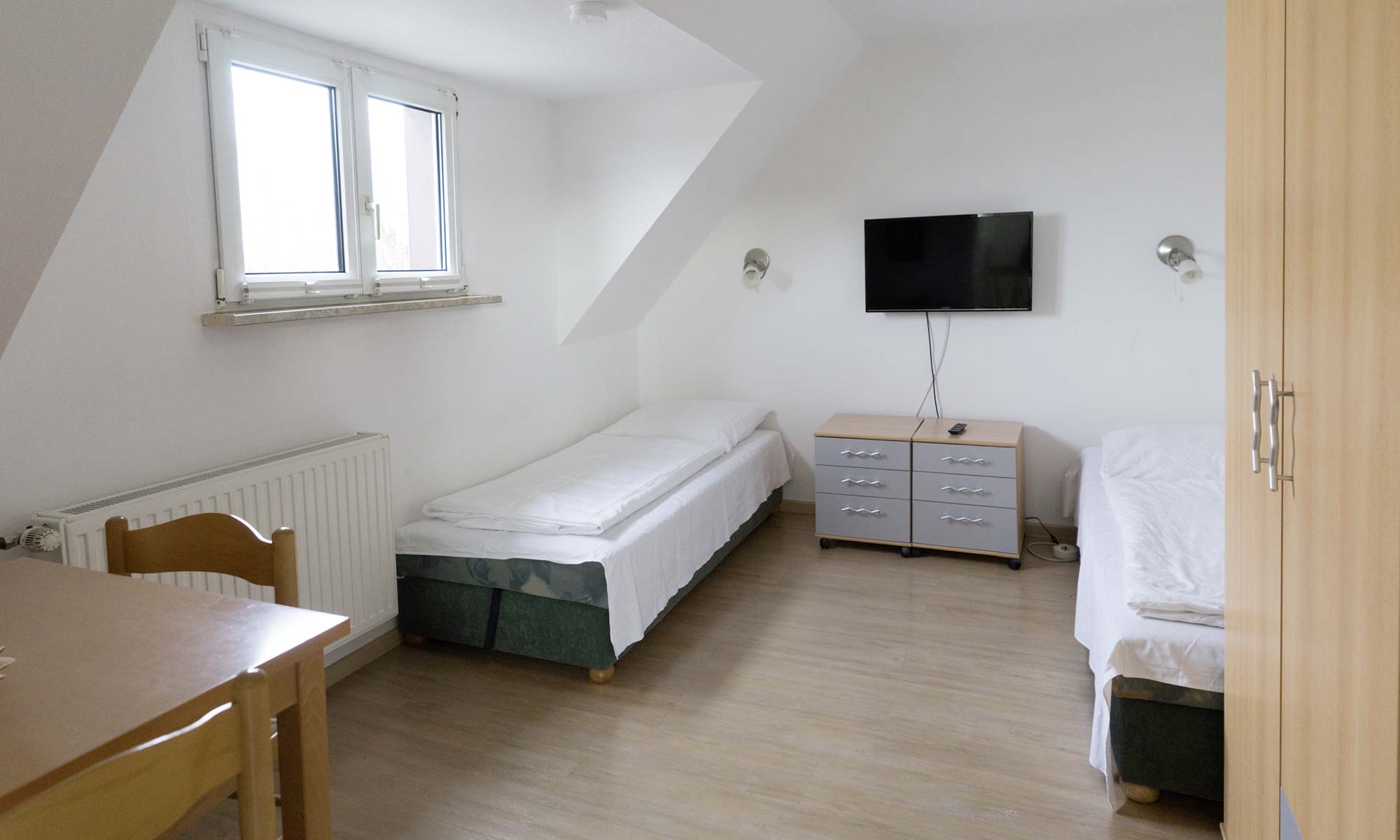 Gemütliches Fremdenzimmer mit Flachbildschirm und Einzelbetten in Halle (Saale)